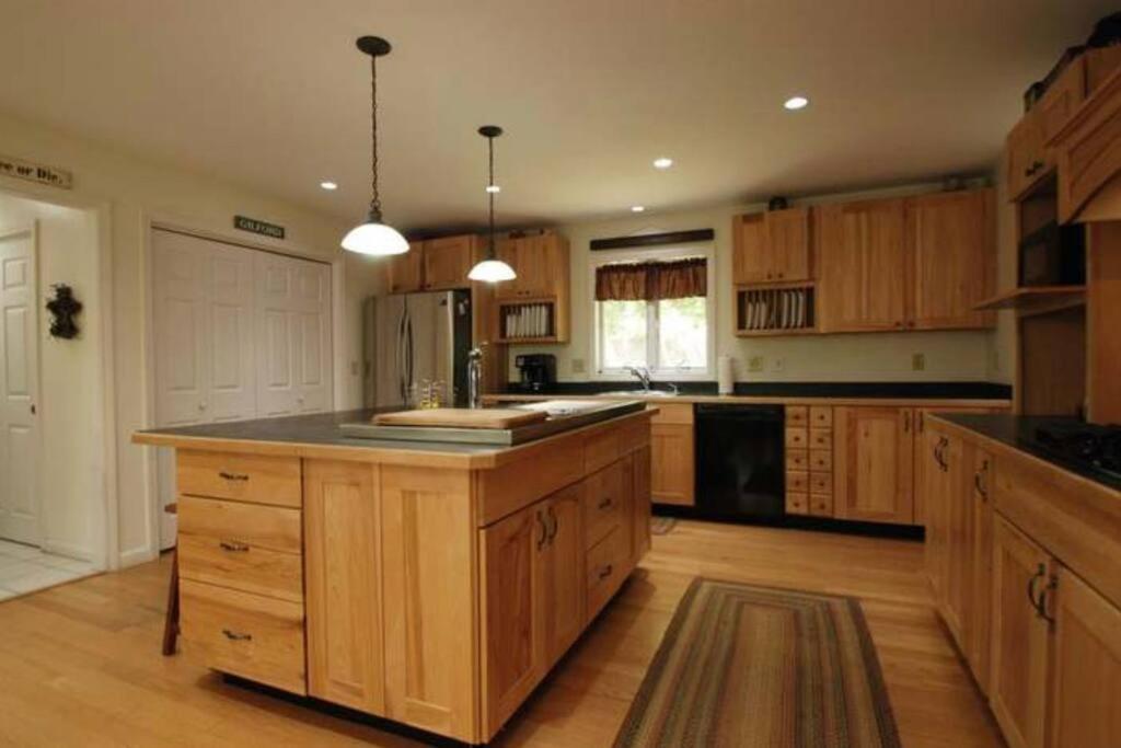 Beautiful Spacious Home W/ Game Room. Gilford Zewnętrze zdjęcie